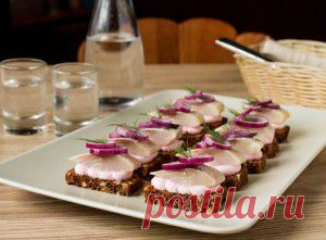 Тартинки с сельдью и сметанным соусом с хреном