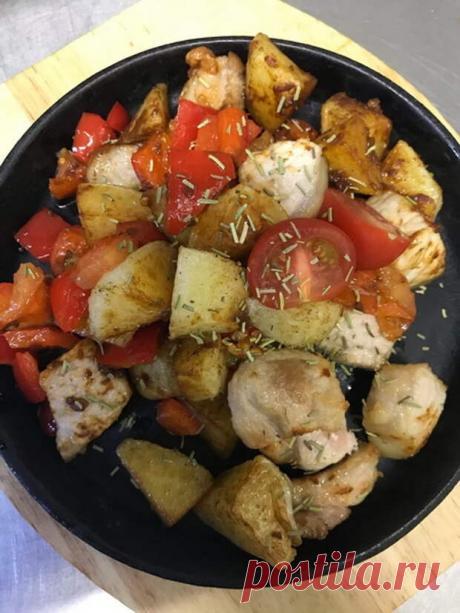 Грузинская жгучая скоблянка — казалось бы, просто обжаренное мясо с овощами, но получается бесподобно - Ваши любимые рецепты - медиаплатформа МирТесен На днях я решила сделать себе и своим родным подарок, поэтому достала заначку и повела всех в ресторан. Все внуки сразу убежали в игровую комнату, а остальное семейство принялось рассматривать большое меню. Решили ни в чем себе не отказывать и набрали еды и напитков на круглую сумму. Я положила...