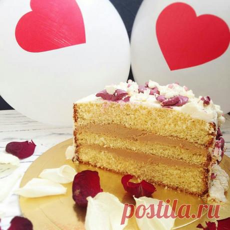 Торт"Виктория"

Бисквит:
сливочное масло 175 г,
сахар 175 г,
мука 175 г,
яйца 3 шт,
разрыхлитель 1 ч л,
молоко 1 ст л.

Крем 1:
творожный сыр 340 г,
сливочное масло 115 г,
сахарная пудра 100 г,
ванильный экстракт 1 ч л.

Крем 2:
Сгущёнка варёная 4 ст л,
сливочное масло 200г.

Крем 3:
сливочное масло 150 г,
сахарная пудра 120 г,
яичный белок 2 шт.

Взбиваем масло комн. темп. до кремообразного состояния.Добавляем сахар и взбиваем.Не переставая взбивать вводим яйца по одному....