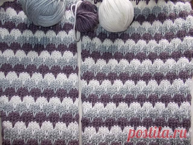 Трехцветный жаккард Забавно бывает, покупаешь нитки на что-то одно, а по факту делаешь из этого совсем другое... В общем, как-то попробовала я из нескольких цветов одной пряжи ленивый жаккард... Вот такой: Наверно это самый ленивый из всех ленивых жаккардов 0:) Это просто каждым цветом вяжется по 4 ряда, только когда…