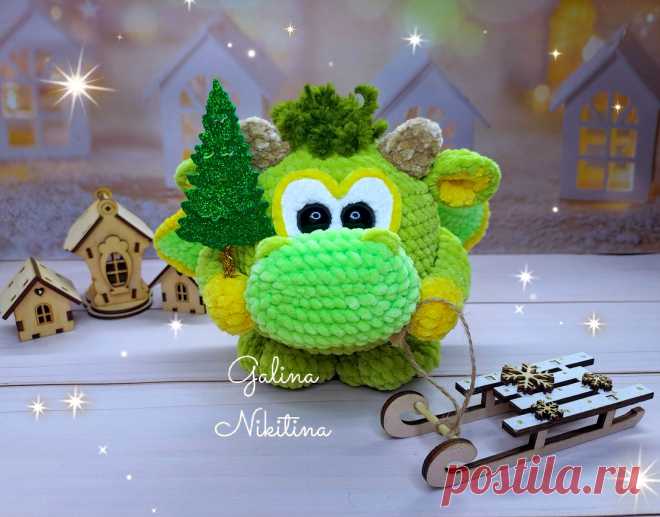 PDF Дракончик Лори крючком. FREE crochet pattern; Аmigurumi toy patterns. Амигуруми схемы и описания на русском. Вязаные игрушки и поделки своими руками #amimore - плюшевый дракон, дракончик из плюшевой пряжи, динозавр, динозаврик.