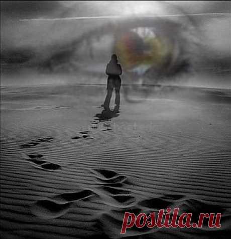 Не потеряй меня, пожалуйста...
Любовь ждала нас столько лет...
И столько раз судьба безжалостно
При встрече отвечала: «Нет».
И нас в пространстве и во времени
Вновь разводила к полюсам.
И мы в тоске ночной не верили
Бессонниц вещим голосам.
Но помнишь день? С небес насупленных
Вдруг луч запел для нас одних
Недолюбивших, недолюбленных,
Ни в чем не схожих и родных.
В твоих глазах все листья августа.
Все звезды сентября молю:
Ты береги меня, пожалуйста,
Пока твоя./.Пока люблю....