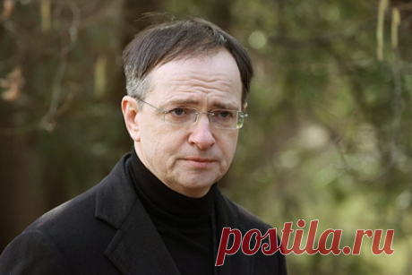 Мединский захотел научить российских школьников патриотизму по примеру США. Помощник президента России Владимир Мединский захотел учить российских школьников патриотизму по примеру США, где уроки начинаются с воспевания страны и ее государственных символов. Мединский подчеркнул, что уже 150 лет во всех школах США учебный день начинается с молитвы об Америке.