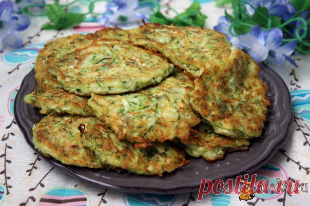Кабачковые оладьи с плавленным сыром Нежные, ароматные кабачковые оладьи с плавленным сыром можно приготовить к завтраку, хотя и для ужина они будут хорошим вариантом. Подать такие оладьи можно со сметаной или йогуртовым соусом с зеленью.Приготовление занимает совсем немного времени. Попробуйте.