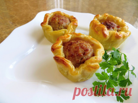 ФРИКАДЕЛЬКИ В КАРТОФЕЛЬНОМ ТЕСТЕ
тесто: 
картофель (отварной) 400 г 
мука 300-400 г 
сливочное масло 100 г 
соль щепотка 
яйцо 1 шт. 
начинка-фрикаделька: 
фарш (свинина) 400-500 г 
чеснок 2 зуб. 
сухари 3 ст.л. 
молоко 3 ст.л. 
имбирь (свежий) 2 ч.л. 
соль, черный перец 
растительное масло для жарки 
желток для смазки 

Приготовление начнем с теста, необходимо отварить картофель. 
Измельчаем картошку в пюре, любым удобным для вас способом. 
Добавляем соль, яйцо и муку. 
З...