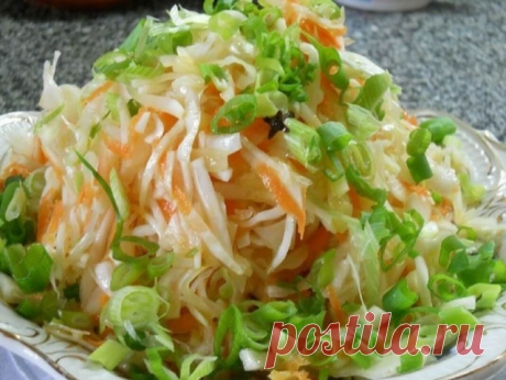 Остренькая капуста быстрого приготовления. 

Капуста получается очень вкусной и моментально "сметается" с стола! 

Итак, нашинковать 2 кг свежей капусты, натереть 3-4 морковки на крупной терке,4 зубчика крупного зимнего чеснока порезать. 

Залить маринадом немного остывшим: на 1 литр воды - 1/2 стакана сахара,2ст.л крупной соли с горкой, 10 штучек перца горошком, 5 гвоздичек, 4 шт. лаврового листа - прокипятить 10 минут, добавить 1/2 стакана растительного масла и 1/2 стака...
