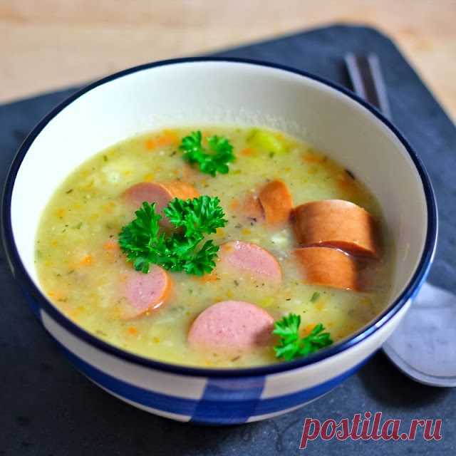 InVkus: Крем-суп с овощами и сосисками

Коллеги, не знаю как вы, а меня от Нового Года уже таращит. Я не могу больше есть, а в зеркало смотреть страшно, вдруг чаво не того покажет. Не могу сказать, что отражение всегда соответствовало моим ожиданиям, но сегодня мне особенно страшно стало. Сознаюсь, грешила с майонезом и другими не полезными продуктами.
Сварила сегодня почти разгрузочный овощной суп. Вот простой рецепт. Встречайте, крем-суп с овощами и сосисками