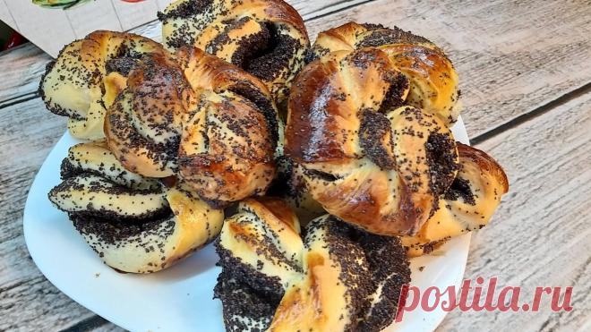 Невесомые Пуховые БУЛОЧКИ с МАКОМ Много Маковой Начинки! Тесто как пух! Простой рецепт Ингредиенты:Молоко - 150 мл.Дрожжи - 7 гр.Сахар - 100 гр.Ванилин пакетикСоль - 0.5 ч.л.Яйцо - 2 шт.Мука - 500 гр. + -Масло сливочное - 70 гр.Начинка:Мак - 100 гр.Сахар - 50 гр.