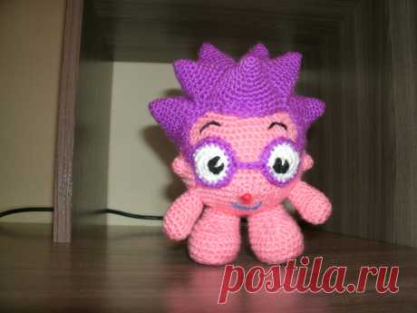 Вяжем смешариков. Ежик Я уже рассказывала про вязание крючком Нюши и Бараша. Теперь будем вязать Ежика. Эта работа более кропотливая, но, я уверена, что у вас все получится! А если вы хотите еще удивить своим деток прекрасными героями Смешариков, советую заглянуть сюда: Вяжем Смешариков. Копатыч Вяжем Смешариков. Робот Биби Вяжем Смешариков. Совунья Необходимые инструменты и пряжа Для вязания …