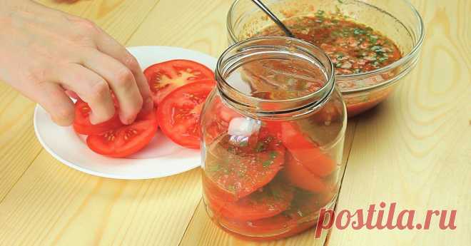 Самая летняя закуска к шашлыку — помидоры по-корейски.