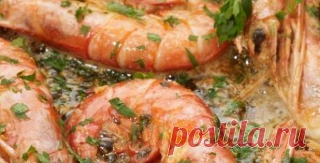 Креветки с хересом. Видеорецепт Крупные сырые креветки очистить, удалить черные нитки кишечника, для чего нужно сделать надрез по хребту — и черная ниточка легко вытягивается. Можно использовать уже очищенные креветки, их продают в супермаркетах.