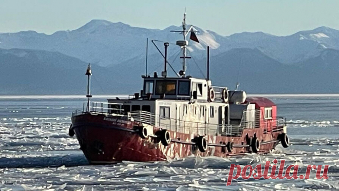 Застрявший в Охотском море танкер освободили из ледяного плена. Российский спасательный буксир "Берингов пролив" освободил из дрейфующих льдов танкер "Остров Сахалин". Об этом сообщил РИА Новости начальник морского спасательного подцентра в Южно-Сахалинске Марк Корженко. "В ...