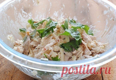 Куриные маффины с сыром

Ингредиенты на 6 порций:

Куриные грудки — 2 шт.
Сыр тертый — 1 стакан
Мука — ½ стакана
Молоко — ½ стакана
Яйца — 2 шт.
Зелень — по вкусу
Майонез — 2 ст. л.
Сметана — 2 ст. л.
Специи — по вкусу

Приготовление:

1. Смешайте тертый сыр, молоко, яйца, майонез, сметану и специи. Хорошенько перемешайте.
2. Куриное филе отварите до готовности, нарежьте на небольшие кубики.
3. Добавьте в смесь из первого шага курицу, измельченную зелень и муку. Перемешайт...