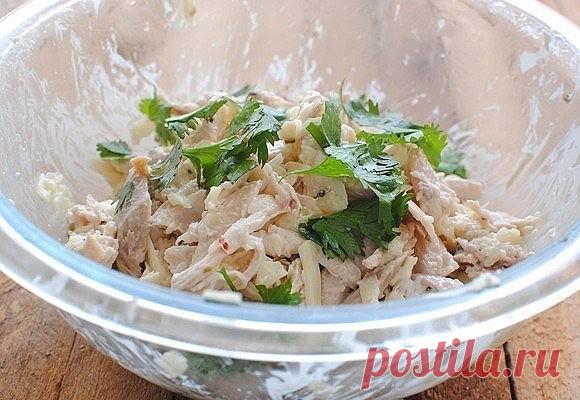 Куриные маффины с сыром

Ингредиенты на 6 порций:

Куриные грудки — 2 шт.
Сыр тертый — 1 стакан
Мука — ½ стакана
Молоко — ½ стакана
Яйца — 2 шт.
Зелень — по вкусу
Майонез — 2 ст. л.
Сметана — 2 ст. л.
Специи — по вкусу

Приготовление:

1. Смешайте тертый сыр, молоко, яйца, майонез, сметану и специи. Хорошенько перемешайте.
2. Куриное филе отварите до готовности, нарежьте на небольшие кубики.
3. Добавьте в смесь из первого шага курицу, измельченную зелень и муку. Перемешайт...