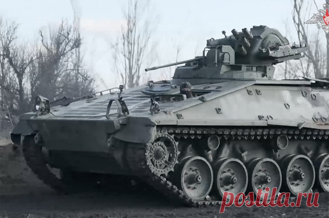 Военные доставили на Поклонную гору трофейные БТР «Азовец» и БМП Marder. Технику привезли на автомобильных тралах.