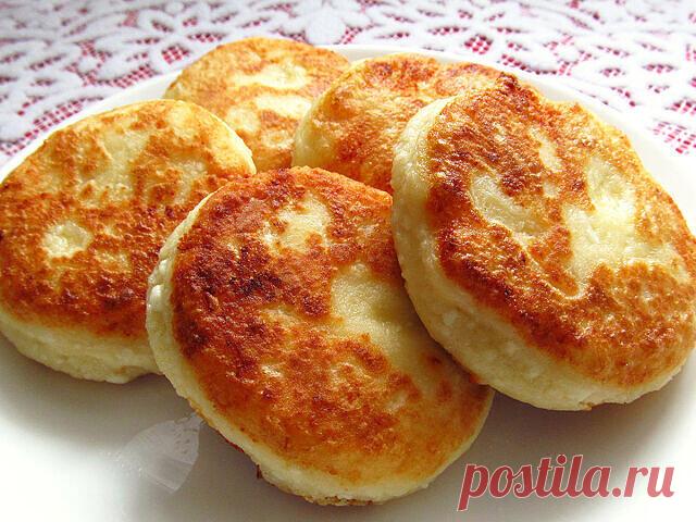 НЕЖНЫЕ СЫРНИКИ НА СКОВОРОДКЕ

Румяные, нежные сырники, обжаренные на сковороде до золотистой корочки – один из самых удачных примеров вкусного и полезного завтрака для всей семьи. 

Надо взять:
- творог - 400 грамм.
- мука пшеничная – 2-3 ст.л.
- сахарный песок - 2-3 ст.л.
- манка – 2 ст.л.
- яйца куриные – 2 шт.

Приготовление:
Творог переложить в удобную посуду и хорошо размять вилкой.
Если творог крупинками можно протереть его через сито.

Добавить куриные яйца, сахарны...