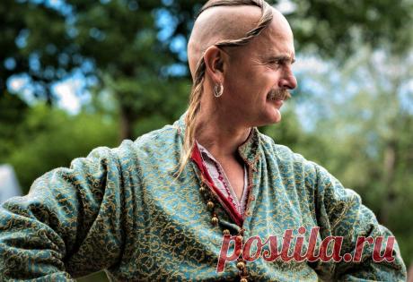 А вы знали, что казаки носили серьги не ради красоты, а из-за жизненной необходимости?  И не только казачки!
Их носили во время похода и на войне.
Серьги защищали от попадания влаги в рану, когда при ранении человек терял много крови.
А еще в них было легче петь и танцевать во время казачьи плясок.