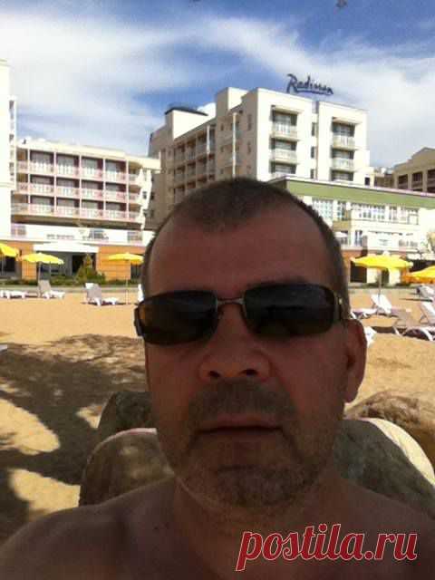 (4) Facebook