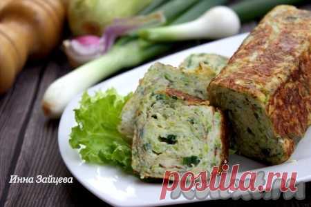 Рулет-омлет с кабачками на сковороде - 10 пошаговых фото в рецепте Рулет-омлет, приготовленный с кабачками на сковороде, получается невероятно вкусным и ароматным. Чеснок и зелень придают этому блюду нотку пикантности и свежести, а сочетание яиц и кабачков делают его невероятно нежным. Приготовьте этот рулет-омлет и насладитесь его прекрасным вкусом! Ингредиенты