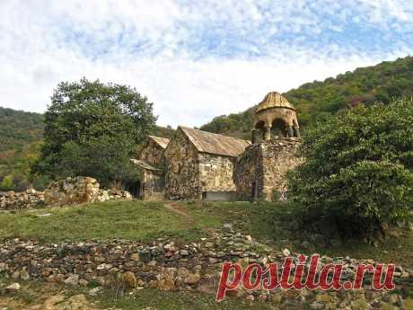 Սրբանեսի Վանք
Սրբանեսի վանքը (կառուցվել է VIII-XVII դարերում), որը հայտնի է նաև Սուրբ Հովհաննես կամ Հովհան Օձնեցու վանք անուններով, գտնվում է Հայաստանի Լոռու մարզում, Արդվի գյուղի հյուսիսարևմտյան եզրին։ Վանքային համալիրը բաղկացած է միմյանց կից թաղածածկ երկու եկեղեցուց և զանգակատնից,վանական շինություններից ։ Վանքի տարածքում են գտնվում նաև խաչքարեր, քառակող կոթողը, տնտեսական և բնակելի շինությունների փլատակները։
Երկու եկեղեցիների հորինվածքային տարրերը վկայում են, որ եկեղեցիները միաժամանա
