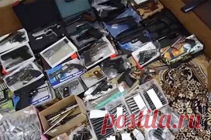 Спецоперация ФСБ по задержанию оружейников попала на видео. ФСБ показала кадры спецоперации, проведенной в 18 регионах России против подпольных оружейников. На запись попало изъятое оружие: автоматы, карабины, пистолеты-пулеметы, винтовки, ружья, пистолеты, револьверы, ручные гранаты, взрыватели и детонаторы, огнепроводный шнур, тротил, порох и тысячи патронов.