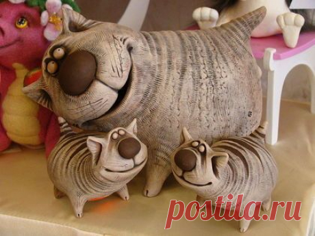 (63) Веселые коты. Самый большой кот - копилка (1700р) Кот средний (с рыбкой) - 1000р Коты маленькие - 700р Коты слеплены вручную из глины. Замечат… | Pinteres…