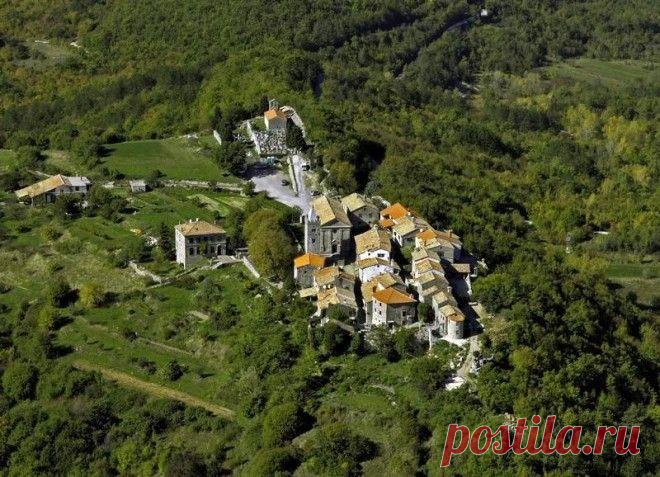 6 самых маленьких городов мира Туда может уехать утомленный житель мегаполиса, чтобы совершенно точно не встретить там никого из знакомых. PhinDeli (Буфорд), Вайоминг, США 1. Проживает 1 человек Город прославился тем, что долгое вр...