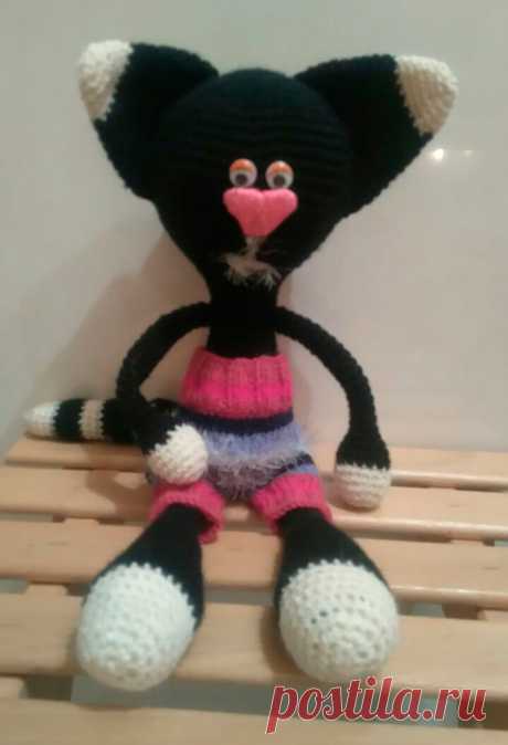 Котик Котофей. Этот котик связан из пряжи BIANCA Babylux в две нитки. Можете взять пряжу потолще и вязать в одну нить. Крючок № 6, штанишки спицами № 2. Также понадобится пряжа «Ирис» для носика, фетровая ткань, глазки и клеевой пистолет, чтобы их закрепить. Синтепон или холлофайбер для наполнения игрушки.