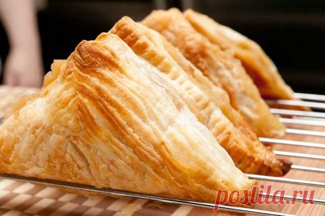 НЕВЕРОЯТНО Вкусное СЛОЕНОЕ Тесто за 10 МИНУТ
ИНГРЕДИЕНТЫ:

Маргарин (комнатной температуры) — 200 г 
Желток яичный — 1 шт 
Сметана (кефир,простокваша) — 100 мл 
Соль (щепотка) — 1 г 
Мука — 500 г 

ПРИГОТОВЛЕНИЕ:

В муку отправляем маргарин, или сливочное масло, можно взять по 100 г каждого продукта. Превращаем все в крошку, это делается довольно быстро, руками.
Затем добавляем желток и сметану(или кефир - что есть).

Замешиваем тесто. Если тесто липкое, подсыпаем муку. 
О...