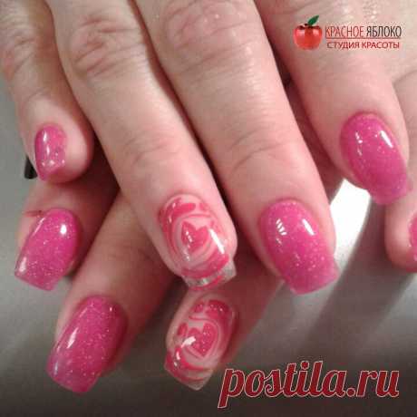 Мягкий☁ розовый цвет🌸 с мерцающими блестками💎 - классика маникюра. И как нежно и оригинально💅 смотрится рисунок на прозрачном💁 фоне...Обворожительная работа Риты🍎 м.Таганская