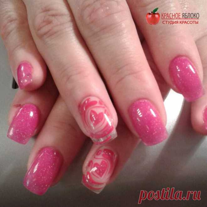 Мягкий☁ розовый цвет🌸 с мерцающими блестками💎 - классика маникюра. И как нежно и оригинально💅 смотрится рисунок на прозрачном💁 фоне...Обворожительная работа Риты🍎 м.Таганская