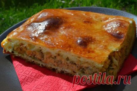 РЫБНЫЙ ПИРОГ НА СКОРУЮ РУКУ 

Для приготовления необычайно вкусного и ароматного пирога с рыбой и картофелем необходимы следующие продукты: 
5 небольших картофелин; 
1 банка сайры или сардины в масле; 
150 г муки; 
1 стакан сметаны; 
1 стакан майонеза; 
3 яйца; 
1 луковица; 
½ ч. л. соли; 
½ ч. л. соды. 

В миске соедините муку, яйца, сметану, майонез и соду. Посолите. Тесто должно напоминать по консистенции густую сметану. 

Для начинки очистите картофель и лук. Лук мелко...