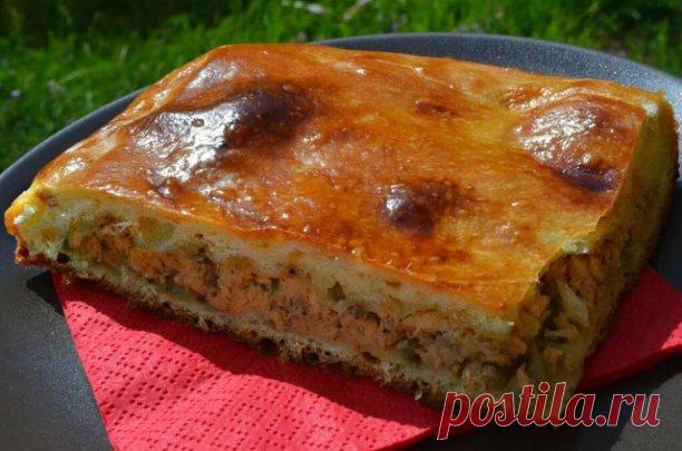 РЫБНЫЙ ПИРОГ НА СКОРУЮ РУКУ 

Для приготовления необычайно вкусного и ароматного пирога с рыбой и картофелем необходимы следующие продукты: 
5 небольших картофелин; 
1 банка сайры или сардины в масле; 
150 г муки; 
1 стакан сметаны; 
1 стакан майонеза; 
3 яйца; 
1 луковица; 
½ ч. л. соли; 
½ ч. л. соды. 

В миске соедините муку, яйца, сметану, майонез и соду. Посолите. Тесто должно напоминать по консистенции густую сметану. 

Для начинки очистите картофель и лук. Лук мелко...
