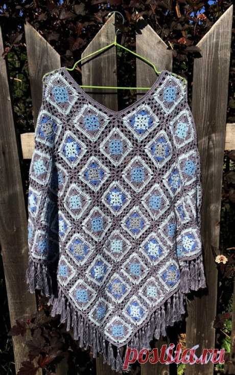 Пончо "Цвета джинс" (из квадратных мотивов) связано крючком № 2,5 из пряжи Ярнард Лили и Ирис ПНК им.Кирова (хлопок). Вес 400 грамм. Сторона мотива 10,5 см. Количество мотивов 90. Цвета: голубой, светло-голубой, темно-голубой, серый, темно-серый и джинс.