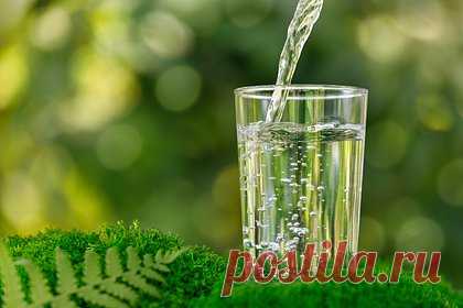 Россиянам посоветовали пить в жару минеральную воду