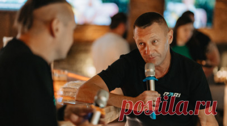 «Не хочу винить Абаскаля»: Тихонов — о проблемах «Спартака», возрасте Зиньковского и шоу с участием Дзюбы и Слуцкого. Гильермо Абаскалю не стоило экспериментировать по ходу второй половины сезона, когда «Спартак» допустил несколько осечек подряд. Такое мнение в интервью RT выразил бывший полузащитник красно-белых Андрей Тихонов. По его словам, наставнику следовало придерживаться выбранной схемы и комбинационного футбола. Специалист также призвал судейский корпус РФС объяснять решения арбитров,…