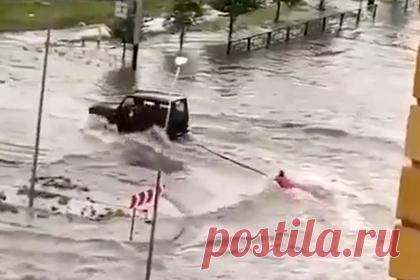 Gelandewagen промчал человека на тюбинге по утопающему Тамбову и попал на видео. В Тамбове Mercedes Gelandewagen промчал россиянина на тюбинге по утопающему городу. На кадрах можно наблюдать, как автомобиль на большой скорости едет по затопленной после дождя улице, при этом сзади к его бамперу прикреплен трос с тюбингом, на котором лежит человек. Автомобиль проезжает несколько кругов.