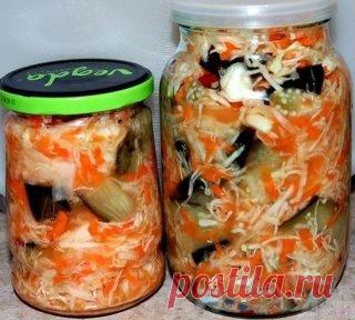 Баклажаны с капустой на зиму
Этот рецепт для тех тех, кто любит баклажаны и обожает капусту. Закуска получается очень вкусной и необычной, прекрасно сохраняется в течение всей зимы. Эти баклажаны с капустой можно есть просто, достав зимой из банки, а можно заправить репчатым луком и полить растительным маслом, особенно подойдет подсолнечное масло с запахом семечек. В любом случае будет очень вкус