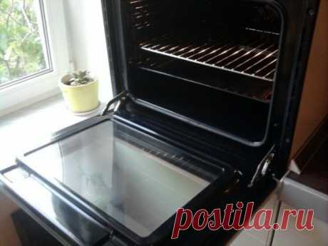 Как быстро и просто очистить духовку от нагара 
Материалы и ингредиенты: 
- ¼ ст. жидкости для мытья посуды 
- ½ ст. пищевой соды 
- ¼ ст. перекиси водорода 
- цедра лимона 
- 1 ст. л. уксуса 
- губка для мытья посуды 
- бумажные полотенца 
Инструкция: 
1. Даже если речь идёт о многолетнем нагаре, простое средство поможет справиться даже с ним. Начать нужно с обычной мыльной воды и губки, котор