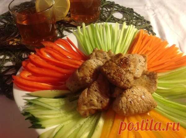 (+1) тема - Медальоны из свинины | ВКУСНО ПОЕДИМ!
Ингредиенты
400 г  свинина (вырезка)
1/2 ч.л.   имбирь (порошок)
2 ст.л.  соевый соус
1 ст.л.   рисовый уксус
1/2 шт.  перец красный (сладкий)
1/2 шт.   перец желтый(сладкий)
2 шт.   сельдерей (стебель)
1 шт.  огурец
по вкусу  соль
по вкусу   перец черный (молотый)
1 ст.л.   масло постное