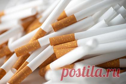 Владелец Marlboro собрался сократить производство в России. Компания Philip Morris International (PMI), владеющая такими брендами, как Marlboro, L&M, Bond Street, Parliament, задумала сократить производство в России, а также приостановить запланированные инвестиции в страну и запуск новых продуктов, следует из сообщения табачного гиганта.