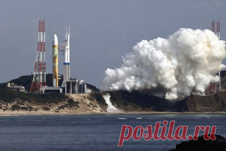 Новейшая японская тяжелая ракета не смогла оторваться от земли. Первый запуск японской тяжелой ракеты H3 закончился неудачей, поскольку носитель не смог оторваться от земли. Об этом со ссылкой на Японское агентство аэрокосмических исследований сообщает ТАСС. Попытка пуска ракеты предпринималась со стартовой площадки на космодроме Танэгасима в юго-западной префектуре Кагосима.