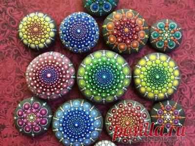 Красочные и яркие рисунки на камнях: жизнеутверждающее творчество