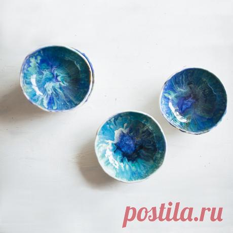 Купить керамическую тарелку синего цвета от бренда In Field | Mellroot