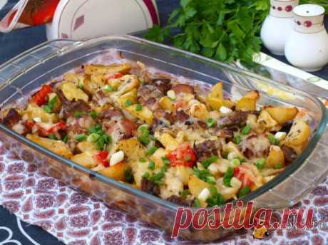 Свинина с шампиньонами и картофелем в духовке Свинина с шампиньонами и картофелем в духовке - простое незатейливое блюдо для разнообразия вашего меню. Такое блюдо готовить очень удобно, так здесь одновременно присутствует и мясо и гарнир. Остаётся лишь добавить какой-то лёгкий салат или просто свежие овощи и полноценный завтрак или ужин готов.