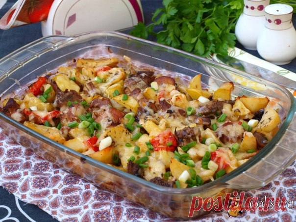 Свинина с шампиньонами и картофелем в духовке Свинина с шампиньонами и картофелем в духовке - простое незатейливое блюдо для разнообразия вашего меню. Такое блюдо готовить очень удобно, так здесь одновременно присутствует и мясо и гарнир. Остаётся лишь добавить какой-то лёгкий салат или просто свежие овощи и полноценный завтрак или ужин готов.