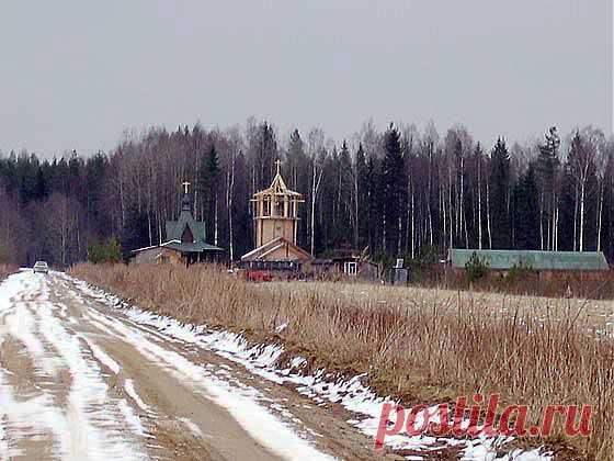 Скит возник на базе крест. хоз-ва «Краеугольный камень» В.М. Елгина. Узнав об ист. и духовной значимости места, он в 1995 сообщил об этом митр. Иоанну, к-рый благословил установление поклонного креста, утвердил проект часовни и предложил создать скит во имя Ап. Андрея Первозванного. 18 окт. 1998 утверждено положение о ските.