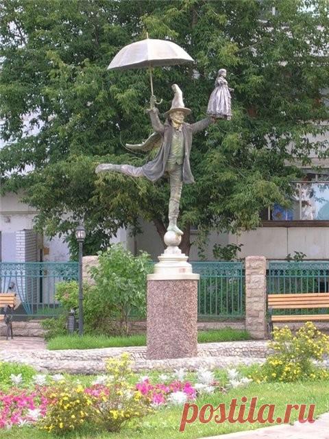 Памятники литературным героям)

Памятник герою сказок Г.Х.Андересена Оле-Лукойе в Питере.