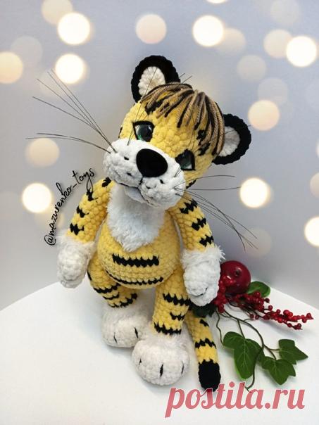 Мои дорогие рукодельницы!
Мы с Амурчиком поздравляем Вас, с Наступающим Новым Годом!
Желаем Вам отменного здоровья, бесконечного счастья, безграничной любви и неиссякаемого творческого вдохновения!

Как Вам вариант малыша в жёлтом цвете и с чёлочкой?

#тигрёноккрючком #тигр #крючком #вязаныйтигр #мконлайн #мастеркласс #мастеркласскрючком #описаниеигрушек #амигуруми