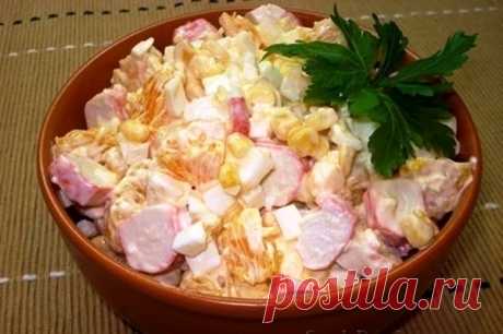 Салат по-королевски Фантастически вкусный салат по-королевски. Салат сочный и сытный, подходит как для семейного так и праздничного стола. Ингредиенты: 300 г филе куриное 2 шт картофель 2 шт свежий огурец 3 шт консервированные ананасы 200 г морковь 200 г яичный белок майонез Приготовление: Куриное филе отварить до готовности (варить около 20 минут после закипания). Остудить и нарезать кубиками, или полосками. Картофель отварить. Очистить и натереть на терке, или порезать кубиками. Яйца отварит…